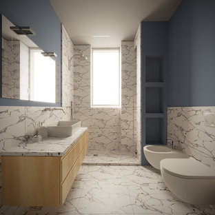 Idée de décoration pour une petit salle d'eau design avec un placard en trompe-l'oeil, des portes de placard en bois clair, une douche à l'italienne, un WC suspendu, un carrelage noir et blanc, des carreaux de porcelaine, un mur bleu, un sol en carrelage de porcelaine, une vasque, un plan de toilette en verre, un sol blanc, aucune cabine et un plan de toilette turquoise.