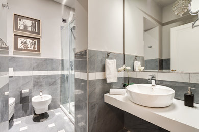 Ispirazione per una stanza da bagno con doccia minimal di medie dimensioni con doccia ad angolo, bidè, lavabo a bacinella e porta doccia scorrevole