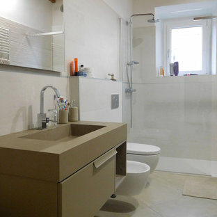 Foto di una stanza da bagno contemporanea con ante lisce, ante marroni, doccia a filo pavimento, bidè, piastrelle beige, pareti bianche, lavabo a consolle, pavimento beige, doccia aperta e top marrone
