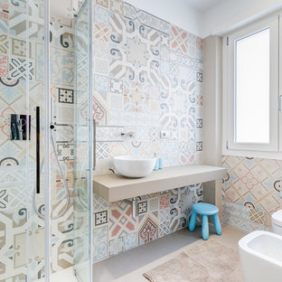 Esempio di una stanza da bagno con doccia design di medie dimensioni con doccia a filo pavimento, bidè, piastrelle in ceramica, porta doccia scorrevole, top beige, piastrelle multicolore, pareti beige, lavabo a bacinella e pavimento grigio