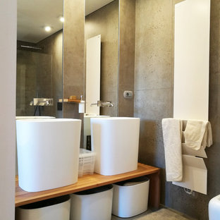 Ispirazione per una stanza da bagno design di medie dimensioni con pareti grigie, lavabo a bacinella, top in legno e pavimento grigio