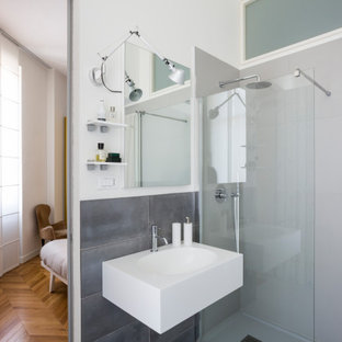 Ispirazione per una stanza da bagno padronale design di medie dimensioni con doccia a filo pavimento, piastrelle grigie, pareti bianche, pavimento in gres porcellanato, lavabo sospeso, pavimento grigio e un lavabo