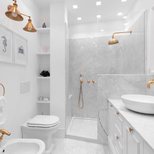 Ispirazione per una stanza da bagno con doccia classica con ante con riquadro incassato, ante bianche, doccia alcova, bidè, piastrelle bianche, lastra di pietra, pareti bianche, lavabo a bacinella, pavimento bianco, doccia aperta, top bianco, due lavabi e mobile bagno incassato
