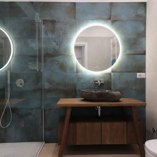 Immagine di una stanza da bagno con doccia design con ante lisce, ante in legno scuro, doccia alcova, WC sospeso, piastrelle verdi, parquet chiaro, lavabo a bacinella, top in legno, pavimento beige e top marrone