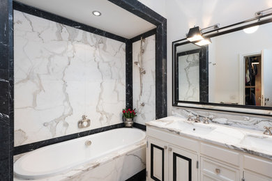 Diseño de cuarto de baño clásico con baldosas y/o azulejos de mármol