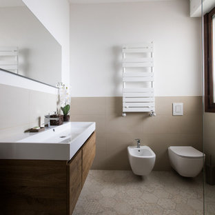 Ispirazione per una stanza da bagno design con ante lisce, ante in legno bruno, doccia ad angolo, piastrelle beige, pareti bianche, lavabo rettangolare e pavimento beige