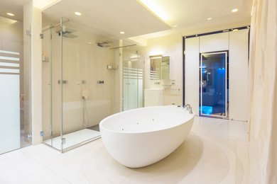 Immagine di una grande stanza da bagno con doccia design con doccia a filo pavimento, piastrelle bianche e pareti beige