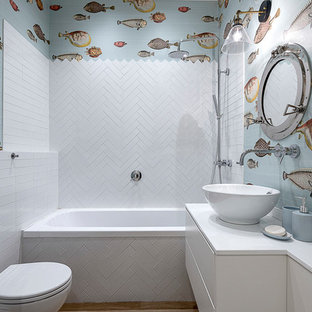 Ispirazione per una stanza da bagno stile marino con ante lisce, ante bianche, vasca da incasso, piastrelle bianche, pareti multicolore, lavabo a bacinella, doccia aperta e top bianco