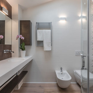 Foto di una stanza da bagno contemporanea con piastrelle multicolore, pavimento in legno massello medio, lavabo integrato, pavimento marrone, top bianco, due lavabi, mobile bagno sospeso e soffitto a volta