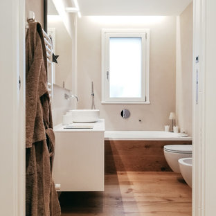 Esempio di una stanza da bagno con doccia moderna di medie dimensioni con pareti beige, parquet chiaro, ante bianche, vasca ad alcova, WC sospeso, lavabo a bacinella, pavimento beige e top bianco