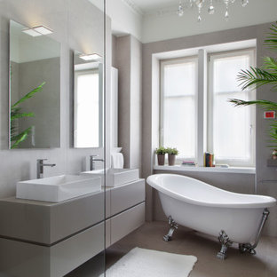 Foto di una stanza da bagno design con ante lisce, ante grigie, vasca con piedi a zampa di leone, pareti grigie, lavabo a bacinella, pavimento grigio, top grigio, due lavabi e mobile bagno sospeso