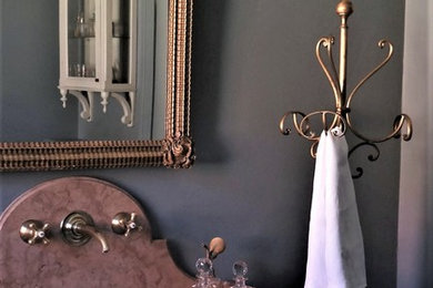 Foto di una stanza da bagno padronale country di medie dimensioni con ante beige, piastrelle multicolore, lastra di pietra, pareti grigie, pavimento in marmo, lavabo a consolle e top in marmo