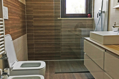 Esempio di una stanza da bagno con doccia minimalista di medie dimensioni con ante in legno chiaro