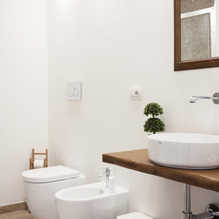 Idee per una stanza da bagno design con bidè, pareti bianche, lavabo a bacinella, top in legno, pavimento beige e top marrone