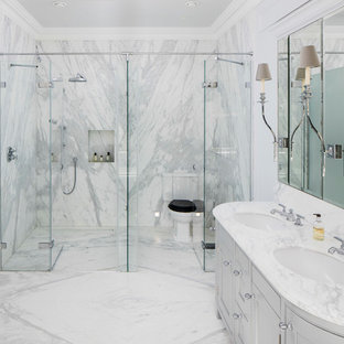 Ispirazione per una stanza da bagno padronale classica con doccia a filo pavimento, pareti bianche, pavimento in marmo, lavabo sottopiano, porta doccia a battente, ante a filo, ante grigie, piastrelle bianche, piastrelle di marmo, top in marmo, pavimento bianco e top bianco
