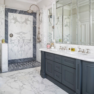 Ispirazione per una stanza da bagno padronale classica con pavimento in marmo, lavabo sottopiano, doccia aperta, top bianco, ante con riquadro incassato, ante blu, doccia aperta, piastrelle blu, piastrelle bianche, piastrelle di marmo, pavimento bianco e top in marmo