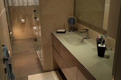 Ispirazione per una piccola stanza da bagno con doccia contemporanea con ante lisce e ante beige