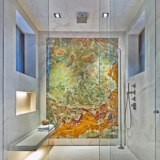 Ispirazione per una stanza da bagno padronale moderna con lastra di pietra, pavimento in marmo, doccia alcova, piastrelle grigie e porta doccia a battente