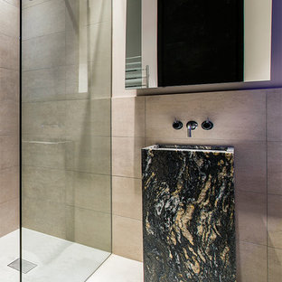 Idee per una stanza da bagno padronale minimalista con pareti beige, lavabo a colonna, top in marmo, top nero, doccia a filo pavimento, piastrelle marroni, pavimento beige e doccia aperta