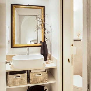 Idee per una stanza da bagno con doccia stile marino con ante beige, pavimento in gres porcellanato, top in superficie solida, pavimento beige e top beige