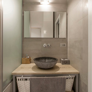 Immagine di una stanza da bagno padronale contemporanea di medie dimensioni con nessun'anta, ante beige, vasca idromassaggio, doccia a filo pavimento, WC sospeso, piastrelle grigie, piastrelle in gres porcellanato, pareti grigie, pavimento in gres porcellanato, lavabo a bacinella, top in pietra calcarea, pavimento grigio, doccia aperta, top beige, lavanderia, un lavabo, mobile bagno freestanding e soffitto ribassato