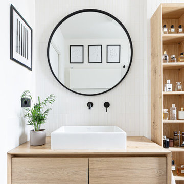 Bagno con mobile in legno