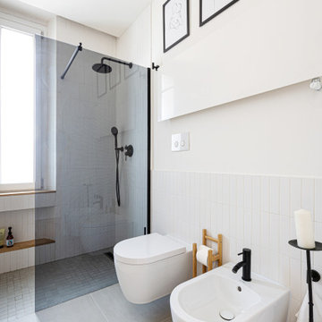 Bagno con mobili in legno e rubinetteria nera