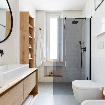 Bagno con mobili in legno e rubinetteria nera