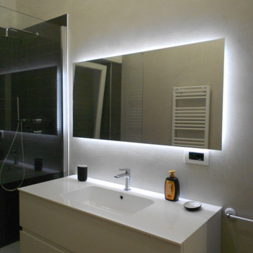 bagno con specchio retro illuminato