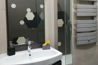 Foto di una piccola stanza da bagno padronale minimal con ante di vetro, ante grigie, piastrelle beige, piastrelle in gres porcellanato, pavimento grigio e lavabo sospeso