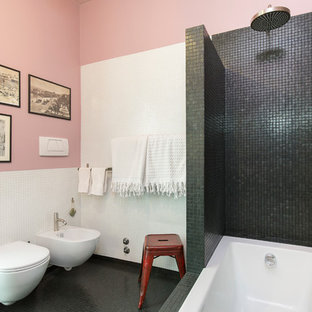 Idee per una stanza da bagno padronale design di medie dimensioni con piastrelle nere, piastrelle bianche, pareti rosa, lavabo integrato, vasca da incasso, vasca/doccia, bidè, pavimento nero e doccia aperta