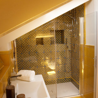 Exemple d'une petit salle d'eau méditerranéenne avec une douche double, un WC suspendu, un carrelage jaune, des carreaux de céramique, un mur jaune, un sol en carrelage de céramique, un lavabo intégré, un sol jaune, une cabine de douche à porte battante, un plan de toilette blanc et meuble simple vasque.