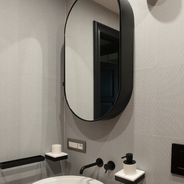 Bagno ospiti | Dettaglio mobile lavabo e specchio contenitore