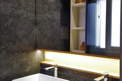 Стильный дизайн: ванная комната среднего размера в современном стиле с фасадами с декоративным кантом, светлыми деревянными фасадами, душем без бортиков, раздельным унитазом, черно-белой плиткой, керамогранитной плиткой, черными стенами, полом из керамогранита, душевой кабиной, настольной раковиной, столешницей из искусственного камня, черным полом, душем с распашными дверями и белой столешницей - последний тренд