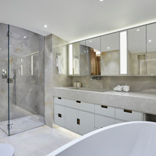 Foto di una stanza da bagno contemporanea con ante lisce, ante bianche, piastrelle grigie, lavabo integrato, pavimento grigio, porta doccia a battente, top grigio, un lavabo, mobile bagno sospeso e soffitto a volta
