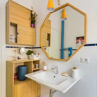 Idee per una stanza da bagno costiera con ante in legno chiaro e pavimento beige