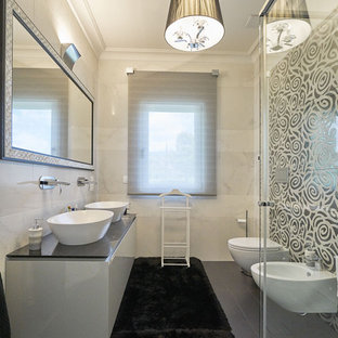 Immagine di una stanza da bagno con doccia contemporanea con ante bianche, top grigio, ante lisce, WC sospeso, pareti beige, lavabo a bacinella e pavimento grigio