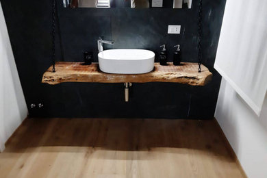 Ejemplo de cuarto de baño escandinavo de tamaño medio con ducha esquinera, aseo y ducha, encimera de madera, suelo marrón y ducha con puerta corredera