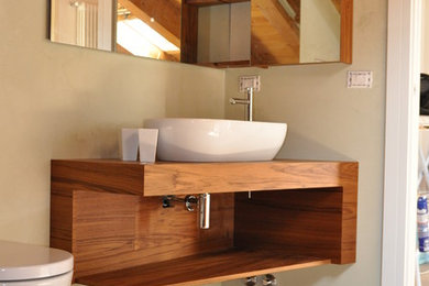 Ispirazione per una stanza da bagno design con parquet chiaro e lavabo a bacinella
