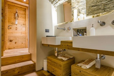 Immagine di una stanza da bagno padronale stile rurale di medie dimensioni con ante lisce, ante in legno scuro, pareti bianche, pavimento in legno massello medio e top in legno