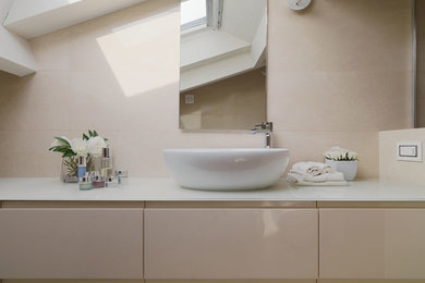 Diseño de cuarto de baño contemporáneo con armarios con paneles lisos y lavabo sobreencimera