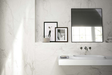 広いモダンスタイルのおしゃれなバスルーム (浴槽なし) (白いタイル、磁器タイル、磁器タイルの床、一体型シンク、白い床、白い洗面カウンター) の写真