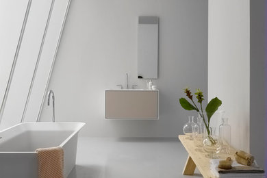 Ispirazione per una piccola stanza da bagno minimalista con ante lisce, ante beige, vasca freestanding e pareti grigie