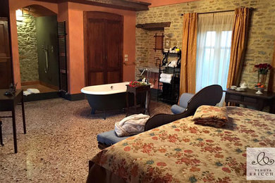 Immagine di una grande stanza da bagno padronale classica con vasca freestanding, doccia aperta, lavabo sospeso, top in pietra calcarea e doccia aperta