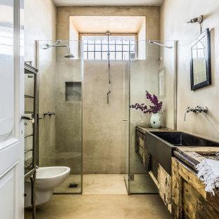 Ispirazione per una stanza da bagno mediterranea con ante in stile shaker, ante con finitura invecchiata, doccia alcova, piastrelle grigie, pareti grigie, top in legno, pavimento grigio, porta doccia a battente, un lavabo e mobile bagno sospeso