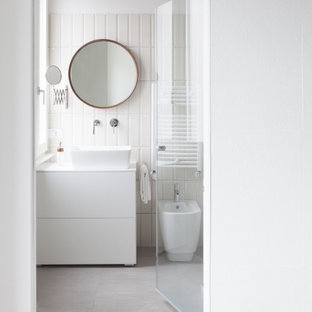 Ispirazione per una stanza da bagno moderna con ante lisce, ante bianche, piastrelle bianche, piastrelle diamantate, pareti bianche, lavabo a bacinella, pavimento grigio, top bianco e un lavabo