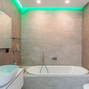 Idee per una stanza da bagno con doccia design con ante lisce, vasca ad alcova, WC sospeso, piastrelle beige, pareti beige e lavabo a bacinella