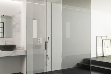 Immagine di una stanza da bagno moderna con doccia a filo pavimento e porta doccia scorrevole