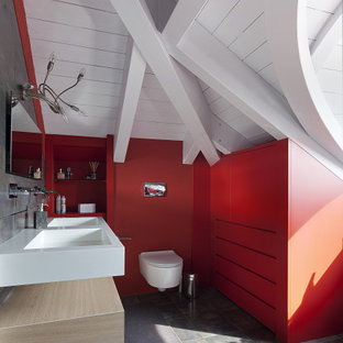 Idee per una stanza da bagno padronale contemporanea di medie dimensioni con WC sospeso, pareti rosse, pavimento con piastrelle in ceramica, top in superficie solida, pavimento grigio, top bianco, ante in legno chiaro, lavabo integrato, due lavabi, mobile bagno sospeso, soffitto in perlinato e soffitto a volta