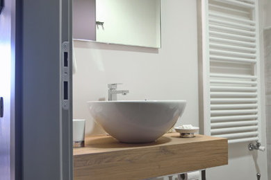 This is an example of a modern bathroom in Turin.